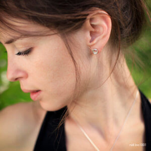 Boucle d'oreille minimaliste en or jaune, Puce mini nid en fil inspiré de la nature, Petite puce fine sans nickel, Bijou original recyclé, Maä bijoux collection nid