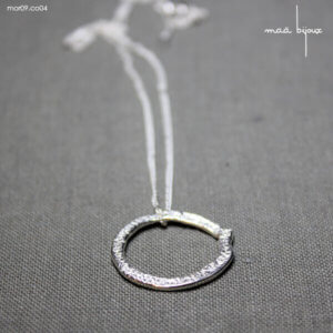 Collier cercle texturé en argent massif