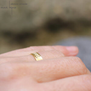 Alliance maä en or jaune 18 carats, modèle Amande, inspiration de la nature, motif yeux, fait main en france en or recyclé écologique, mariage éthique
