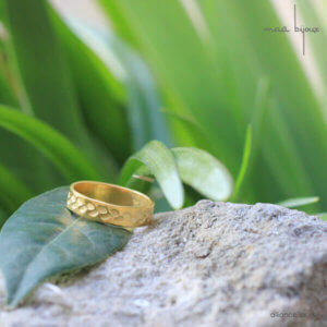 Alliance maä en or jaune 18 carats recyclé, modèle feuille de laurier, inspiration de la nature, bijoux écologique fait main en France, mariage éthique