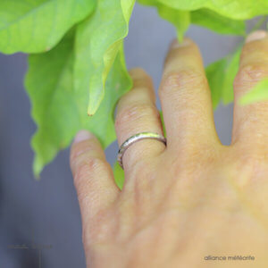 Alliance maä en or blanc 18 carats recyclé, modèle météorite, inspiration de la nature, bijoux écologique fait main en France, mariage éthique