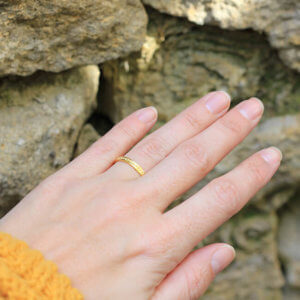 Alliance maä en or jaune 18 carats recyclé, modèle petit point, inspiration minimaliste, bijou écologique fait main en France, mariage éthique
