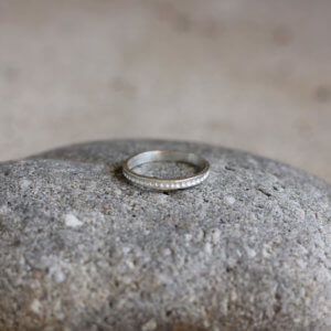 Alliance maä en argent massif 925 recyclé, modèle petit point, inspiration minimaliste, bijou écologique fait main en France, mariage éthique