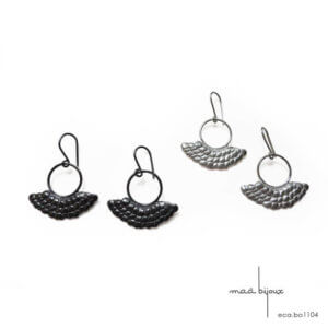 Boucle d'oreille pendante demi-lune en argent massif, Ecaille de poisson, Crochet en acier chirurgical hypoallergenique, Sans nickel, Sirène, Maä bijoux collection écaille