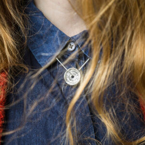 Collier en argent massif, Pendentif inspiré par les rondelles de bois