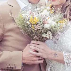 Alliance maä en argent massif 925 recyclé, modèle petit point, inspiration minimaliste, bijou écologique fait main en France, mariage éthique