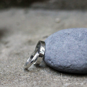 alliance en argent massif, bijou de créateur, alliance martelé, Maä bijoux, argent recyclé, facette