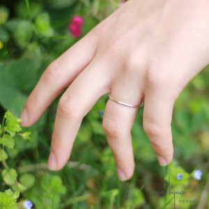 Alliance minimale en or jaune recyclé 18 carat, bijoux écologique pour un mariage eco-responsable