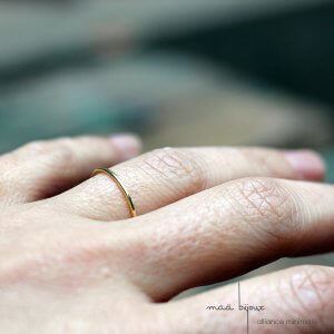 Alliance minimale fil fin en or jaune 18 carats recyclé, bijoux écologique fabriquée en france, mariage minimaliste