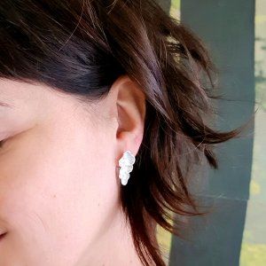 Boucles d'oreille puce longue de la collection corail inspiré de la nature fabriqué en france en argent massif recyclé, bijoux écologique, maä bijoux fabriqué en France à la main par une artisane