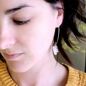 Boucles d'oreille pendantes longues de la collection corail inspiré de la nature fabriqué en france en argent massif recyclé, bijoux écologique, maä bijoux fabriquée dans le sud de la france à la main