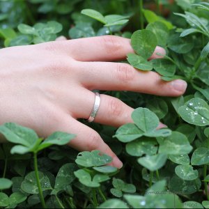Alliance maä en argent massif 925 recyclé, modèle et rond, inspiration minimaliste, bijou écologique fait main en France, mariage éthique