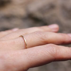 Alliance maä en or jaune 18 carats recyclé, modèle fil carré, inspiration minimaliste, bijoux écologique fait main en France, mariage éthique