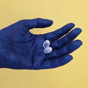 Soleil bleu, puces en argent massif émaillé à froid en bleu