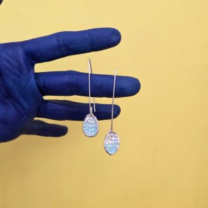 boucles d'oreille soleil bleu en argent massif recyclé émaillé à froid en bleu turquoise, texture graine, maä bijoux, ecologique