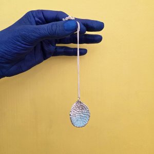 collier soleil bleu de maa bijoux émaillé en bleu turquoise, texture graine en argent massif recyclé, bijou écologique