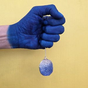 sautoir soleil bleu en argent massif recyclé, émaillé à froid en bleu outremer, inspiré de la nature et des graines, bijou écologique, maä bijoux