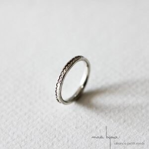 Alliance maä en argent massif 925 recyclé, modèle petit ronds, inspiration minimaliste, bijou écologique fait main en France, mariage éthique